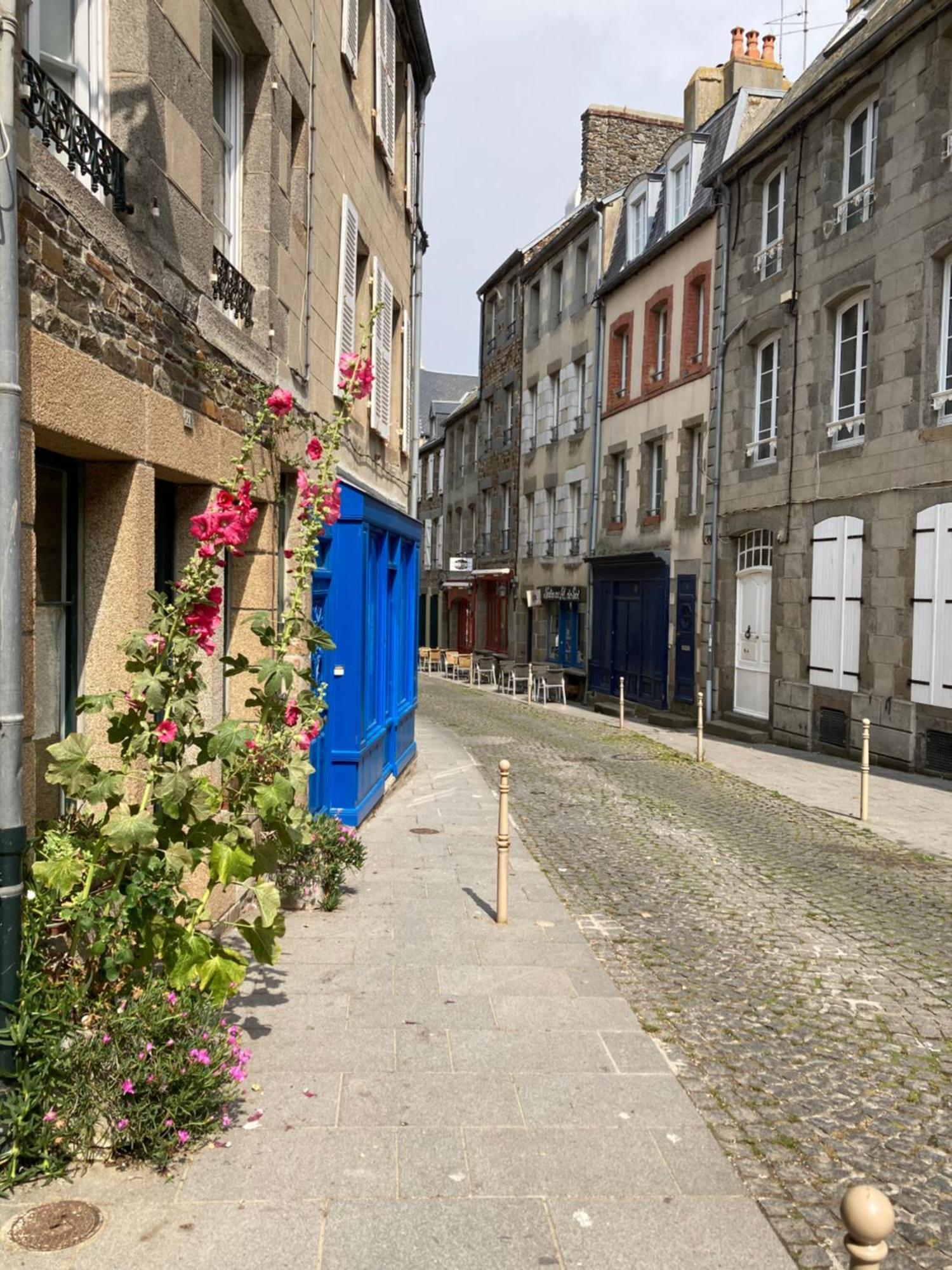 Appartement Haute Ville Meuble Avec Cour Privative Granville Exterior foto